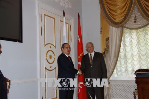 Đồng chí Nguyễn Thiện Nhân và Thống đốc Georgy Poltavchenko chụp ảnh lưu niệm. Ảnh Dương Trí - PV TTXVN tại LB Nga Đồng chí Nguyễn Thiện Nhân và Thống đốc Georgy Poltavchenko chụp ảnh lưu niệm. Ảnh Dương Trí - PV TTXVN tại LB Nga