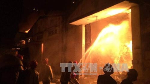 Lực lượng cứu hỏa đang nỗ lực dập tắt đám cháy. Ảnh: TTXVN - phát Lực lượng cứu hỏa đang nỗ lực dập tắt đám cháy. Ảnh: TTXVN - phát
