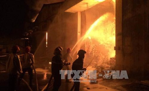 Lực lượng cứu hỏa đang nỗ lực dập tắt đám cháy. Ảnh: TTXVN - phát Lực lượng cứu hỏa đang nỗ lực dập tắt đám cháy. Ảnh: TTXVN - phát