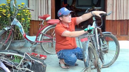 Thầy Huỳnh Quang Sơn sửa xe đạp cũ tặng học trò. Ảnh: Xuân Triệu - TTXVN Thầy Huỳnh Quang Sơn sửa xe đạp cũ tặng học trò. Ảnh: Xuân Triệu - TTXVN