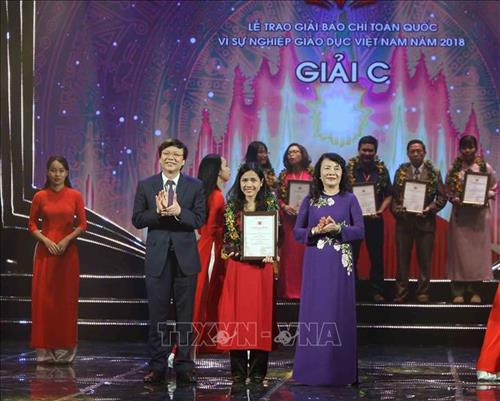 Phóng viên Phạm Mai của báo điện tử Vietnamplus (Thông tấn xã Việt Nam) nhận giải C. Ảnh: Thanh Tùng-TTXVN