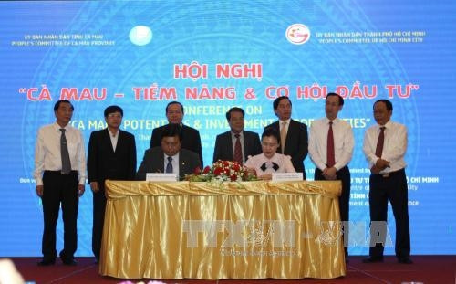 Chủ tịch UBND tỉnh Cà Mau Nguyễn Tiến Hải ký kết thỏa thuận hợp tác với Công ty Cổ phần Đầu tư và Phát triển Nguyễn Kim. Ảnh: Thanh Vũ-TTXVN