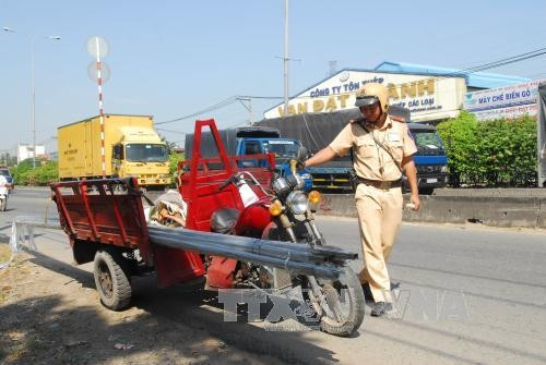 Đội CSGT Bình Triệu xử lý các phương tiện xe cơ giới chở hàng hóa cồng kềnh trên Quốc lộ 1 (thuộc quận 12). Ảnh: Mạnh Linh-TTXVN Đội CSGT Bình Triệu xử lý các phương tiện xe cơ giới chở hàng hóa cồng kềnh trên Quốc lộ 1 (thuộc quận 12). Ảnh: Mạnh Linh-TTXVN