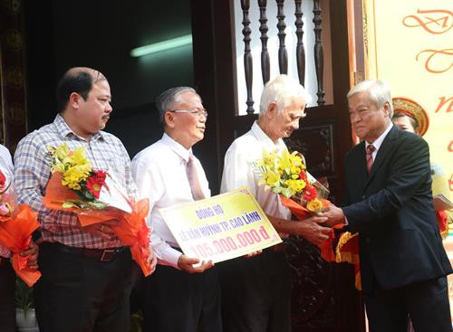 Tiếp nhận bảng tượng trưng số tiền của các nhà hảo tâm ủng hộ quỹ Khuyến học Nguyễn Sinh Sắc. Ảnh: Nguyễn Văn Trí - TTXVN