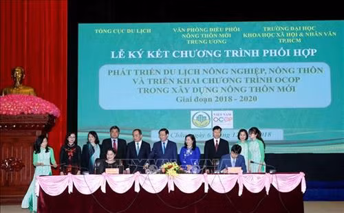 Phó Thủ tướng Vương Đình Huệ cùng các đại biểu chứng kiến lễ ký chương trình phối hợp giữa Văn phòng điều phối Nông thôn mới Trung ương với Trường Đại học Khoa học xã hội và Nhân văn TP. Hồ Chí Minh. Ảnh: Quý Trung - TTXVN
