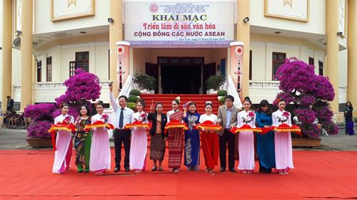 Cắt băng khai mạc triển lãm. Ảnh: Quang Thái - TTXVN Cắt băng khai mạc triển lãm. Ảnh: Quang Thái - TTXVN