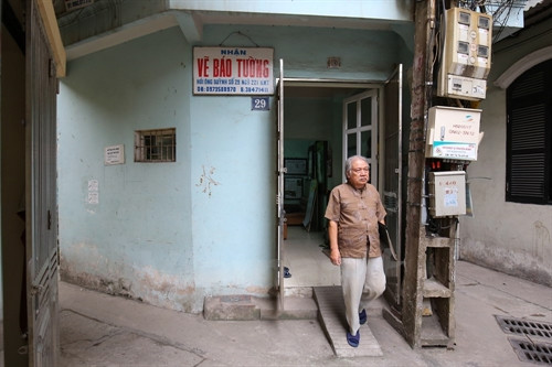 Những lúc rảnh rỗi, ông hay mang đồ nghề đi loanh quanh để vẽ lại cuộc sống hoặc dạy vẽ cho những đứa trẻ có sở thích hội họa. (Ảnh: Minh Sơn/Vietnam+) Những lúc rảnh rỗi, ông hay mang đồ nghề đi loanh quanh để vẽ lại cuộc sống hoặc dạy vẽ cho những đứa trẻ có sở thích hội họa. (Ảnh: Minh Sơn/Vietnam+)