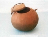 Với người La Ha và nhiều dân tộc khác ở Tây Bắc, vỏ quả bầu không những chỉ để đựng nước mà còn cắt thành bầu đựng xôi. (Hiện vật Bảo tàng Dân tộc học Việt Nam). Với người La Ha và nhiều dân tộc khác ở Tây Bắc, vỏ quả bầu không những chỉ để đựng nước mà còn cắt thành bầu đựng xôi. (Hiện vật Bảo tàng Dân tộc học Việt Nam).