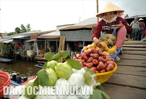 Các loại rau, củ, quả... được bày bán tại chợ Thứ Mười Một (huyện An Minh, Kiên Giang)