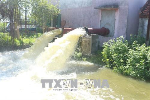 Trạm bơm nước với công suất 2.800 m3/giờ hoạt động liên tục để cung cấp đủ nước cho diện tích lúa ở huyện Bình Lục, Hà Nam Ảnh: Đại Nghĩa-TTXVN