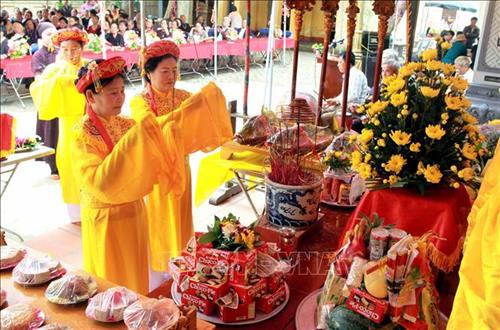 Đoàn làng Vân Đài thắp hương, tế lễ tại Chùa Hội Đồng làng Tam Đường. Ảnh: Thế Duyệt – TTXVN Đoàn làng Vân Đài thắp hương, tế lễ tại Chùa Hội Đồng làng Tam Đường. Ảnh: Thế Duyệt – TTXVN