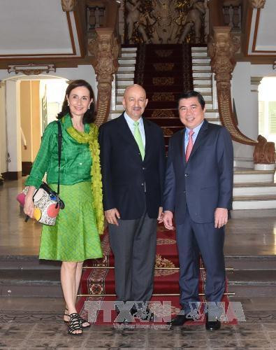 Chủ tịch UBND Thành phố Hồ Chí Minh Nguyễn Thành Phong với nguyên Tổng thống Mexico Carlos Salinas de Gortari chụp ảnh chung. Ảnh: Thanh Vũ - TTXVN
