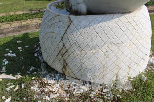 Bệ bằng đá của một tác phẩm xuất sắc trong Trại Điêu khắc quốc tế năm 2015 đã bị vỡ vụn. Ảnh: Gia Thuận - TTXVN Bệ bằng đá của một tác phẩm xuất sắc trong Trại Điêu khắc quốc tế năm 2015 đã bị vỡ vụn. Ảnh: Gia Thuận - TTXVN