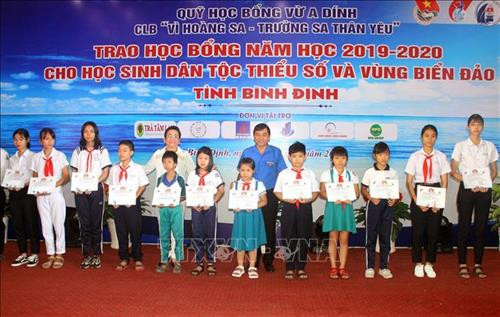 Trao học bổng của Câu lạc bộ "Vì Hoàng Sa - Trường Sa thân yêu" cho các học sinh con em chiến sĩ hải quân và ngư dân có hoàn cảnh khó khăn trên địa bàn tỉnh Bình Định. Ảnh: Nguyên Linh -TTXVN Trao học bổng của Câu lạc bộ "Vì Hoàng Sa - Trường Sa thân yêu" cho các học sinh con em chiến sĩ hải quân và ngư dân có hoàn cảnh khó khăn trên địa bàn tỉnh Bình Định. Ảnh: Nguyên Linh -TTXVN