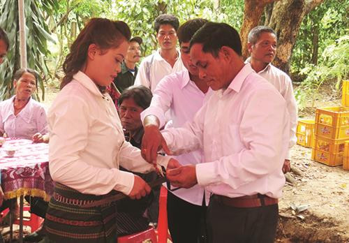 Thanh kiếm và vòng bạc, 2 thứ sính lễ không thể thiếu trong một đám cưới của người Vân Kiều, (trong ảnh, đại diện nhà trai trao thanh kiếm, vòng bạc cho cô dâu trong một đám cưới của người Vân Kiều). Thanh kiếm và vòng bạc, 2 thứ sính lễ không thể thiếu trong một đám cưới của người Vân Kiều, (trong ảnh, đại diện nhà trai trao thanh kiếm, vòng bạc cho cô dâu trong một đám cưới của người Vân Kiều).