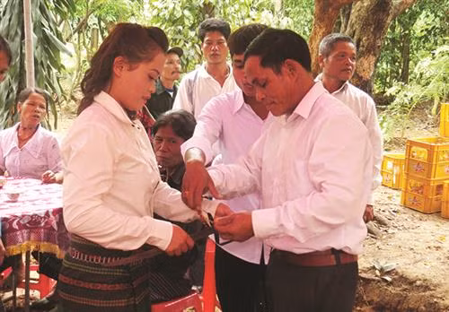 Thanh kiếm và vòng bạc, 2 thứ sính lễ không thể thiếu trong một đám cưới của người Vân Kiều, (trong ảnh, đại diện nhà trai trao thanh kiếm, vòng bạc cho cô dâu trong một đám cưới của người Vân Kiều).