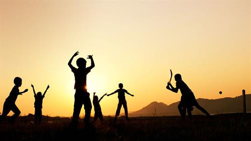 Nhảy múa: Nếu ai từng theo dõi điện ảnh Ấn Độ chắc chắn đều ấn tượng với những vũ điệu quyến rũ và lời hát truyền cảm được thể hiện trong bộ phim. Người Ấn Độ cho rằng trong phim mà không có nhảy múa thì giống như ăn cà-ri mà không có ớt, sẽ trở nên nhạt nhẽo, không hấp dẫn. Trong thực tế, mỗi vùng của Ấn Độ đều có điệu múa mang bản sắc riêng tạo nét đặc trưng cho mảnh đất này. Ảnh: Janoindia. Yoga: Yoga là một nghệ thuật cổ xưa, xuất phát từ vùng thượng du sông Hằng và các tu viện nằm dưới chân dãy Himalaya thuộc Ấn Độ. Khu vực này đều là những thành phố núi xa xôi, nhỏ bé nhưng lại thu hút không ít tín đồ yoga từ khắp nơi trên thế giới đổ về luyện tập. Ảnh: Janoindia. Thành viên tại các lớp học yoga phần nhiều là phụ nữ độc thân. Mọi người tham gia tập luyện đều có mong muốn tìm đến sự thanh tịnh trong tâm hồn. Học yoga không chỉ đơn thuần là học theo các động tác mà còn phải rèn luyện làm thế nào để gạt bỏ những suy nghĩ tiêu cực, bi quan trong lòng. Ảnh: Sikhdharma. Một tín đồ đã tập luyện yoga 16 năm tại một tu viện nổi tiếng bên sông Hằng cho biết: “Luyện yoga chính là khai thác những tố chất thần thánh nhất trong lòng của người ta, làm cho tâm hồn tràn đầy tình yêu và niềm vui”. Ảnh: Curejoy. Vẽ Henna: Henna là một loại cây có hoa được trồng tại những vùng khô hạn như châu Phi, Nam á và Bắc Australia. Henna được sử dụng làm thuốc nhuộm. Còn Henna Tattoo là tên gọi của hình thức nghệ thuật dùng Henna vẽ lên da người. Tại Ấn Độ, bạn có thể nhìn thấy những người chuyên vẽ Henna ở khắp nơi. Chỉ cần một tấm thảm trải dưới nền đất, bột Henna và những chiếc bút lông là người dân có thể hành nghề được. Ảnh: Janoindia. Không chỉ có ý nghĩa quan trọng trong những dịp lễ lớn, vẽ Henna còn là một phần không thể thiếu trong đám cưới truyền thống của người dân nơi đây. Henna là biểu tượng tình yêu giữa người vợ và chồng, người ta tin rằng nó sẽ đem lại nhiều điều may mắn. Cô dâu sẽ được vẽ tên của chú rể đan xen với những họa tiết phức tạp lên tay. Sau đó chú rể phải tìm cho ra tên mình trên bàn tay cô gái. Nếu tìm thấy, họ mới được thành thân. Ảnh: Janoindia. Theo tập tục địa phương, buổi tối trước khi cử hành hôn lễ, cô dâu bắt đầu được vẽ Hanna. Điều đặc biệt là người đặt nét vẽ đầu tiên sẽ là mẹ chồng tương lai của cô dâu. Với hình vẽ trên tay, cô dâu sẽ không phải làm bất cứ việc nhà nào và được cung phụng cho tới khi màu vẽ tự phai đi. Ảnh: Truephotography. Cricket: Bóng chày là một môn thể thao dùng gậy đánh bóng trên sân cỏ hình tròn. Nó còn tên gọi khác là bóng gậy, bản cầu hay mộc cầu...Ảnh: NYtimes. Tại Ấn Độ, cricket không chỉ là môn thể thao, mà còn là văn hóa, tấm thiệp ngoại giao của đất nước.Thậm chí người dân Ấn Độ dễ dành thiện cảm cho bất cứ quốc gia nào mang thông điệp ngoại giao đến với họ kèm theo một trận cricket. Ảnh: Janoindia. Lăng Taj Mahal: Taj Mahal là công trình kiến trúc nằm ở thành phố Agra, bang Uttar Pred.esh. Vào năm 1623, vua Shah Jahan quyết định xây dựng Taj Mahal để tưởng nhớ người vợ thứ ba, hoàng hậu Mumtaz Mahal. Bà đã qua đời khi sinh đứa con thứ 14 của họ ở tuổi 40. Khoảng 20.000 người đã làm việc suốt ngày đêm trong 22 năm (1632-1653) để hoàn tất lăng mộ khổng lồ này. Chi phí xây dựng Taj Mahal lên tới 320 triệu rupee (tương đương 1 tỷ USD thời đó). Ảnh: Wallpapers4u Đây là một trong 7 kỳ quan của thế giới, thậm chí chưa có công trình nào có thể vượt qua vẻ đẹp tuyệt diệu của lăng Taj Mahal theo đánh giá của một số sử gia phương Tây. Ảnh: Staticflickr.