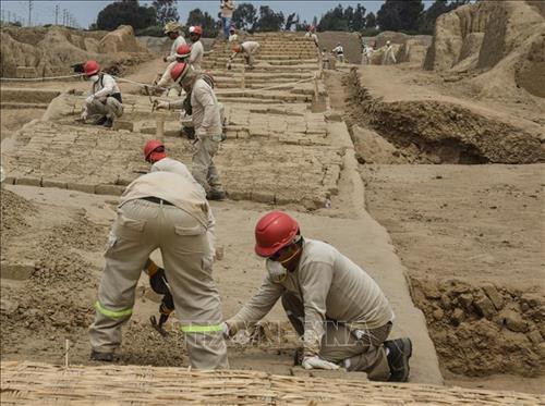 Các nhà khảo cổ làm việc tại địa điểm phát hiện các tác phẩm chạm khắc bằng gỗ có niên đại 750 tuổi ở Utzh An, thành cổ Chan Chan, ngoại ô thành phố Trujillo, Peru ngày 22/10/2018. Ảnh: AFP/ TTXVN Các nhà khảo cổ làm việc tại địa điểm phát hiện các tác phẩm chạm khắc bằng gỗ có niên đại 750 tuổi ở Utzh An, thành cổ Chan Chan, ngoại ô thành phố Trujillo, Peru ngày 22/10/2018. Ảnh: AFP/ TTXVN