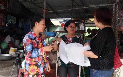 Mặc dù giá thành túi nilon tự hủy cao hơn túi nilon thông thường nhưng vì môi trường nhiều tiểu thương ở Bến Tre vẫn sử dụng. Ảnh: Trần Thị Thu Hiền - TTXVN Mặc dù giá thành túi nilon tự hủy cao hơn túi nilon thông thường nhưng vì môi trường nhiều tiểu thương ở Bến Tre vẫn sử dụng. Ảnh: Trần Thị Thu Hiền - TTXVN