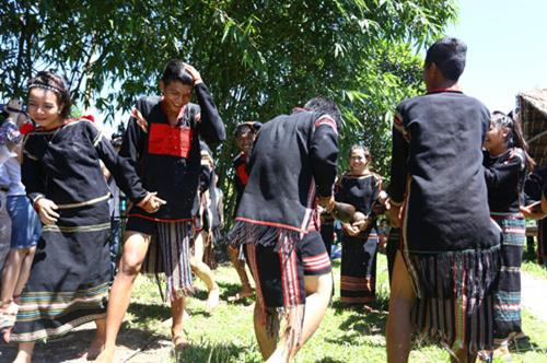 Thanh niên trai gái té nước vào người chú rể để lấy may mắn, hạnh phúc bền lâu. Ảnh: Hà Tuấn