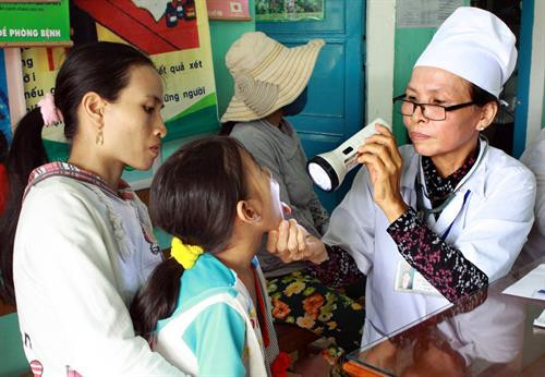 Kiểm tra sức khỏe định kỳ cho trẻ tại xã biển Cát Minh (Phù Cát). Ảnh: Dương Ngọc – TTXVN