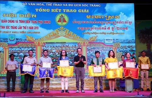 Trao giải cho các đoàn đạt giải hội thi trình diễn trang phục dân tộc Khmer. Ảnh: Trung Hiếu - TTXVN Trao giải cho các đoàn đạt giải hội thi trình diễn trang phục dân tộc Khmer. Ảnh: Trung Hiếu - TTXVN