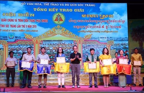Trao giải cho các đoàn đạt giải hội thi trình diễn trang phục dân tộc Khmer. Ảnh: Trung Hiếu - TTXVN Trao giải cho các đoàn đạt giải hội thi trình diễn trang phục dân tộc Khmer. Ảnh: Trung Hiếu - TTXVN