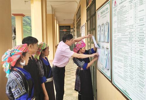 Những thắc mắc của bà con ở xã Dế Xu Phình về vay vốn chính sách đã được cán bộ NHCSXH huyện Mù Cang Chải giải đáp cặn kẽ, tỉ mỉ.