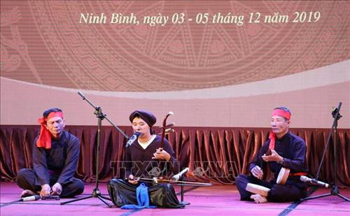 Tối 3/12, tại thành phố Ninh Bình, Sở Văn hóa và Thể thao tỉnh Ninh Bình phối hợp với Cục Văn hóa cơ sở (Bộ Văn hóa, Thể thao và Du lịch) cùng Trung tâm nghiên cứu bảo tồn và phát huy âm nhạc dân tộc tổ chức khai mạc liên hoan hát Xẩm khu vực phía Bắc - Ninh Bình 2019. Một tiết mục xuất sắc tại đêm khai mạc. Ảnh: Đức Phương - TTXVN