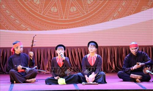 Tối 3/12, tại thành phố Ninh Bình, Sở Văn hóa và Thể thao tỉnh Ninh Bình phối hợp với Cục Văn hóa cơ sở (Bộ Văn hóa, Thể thao và Du lịch) cùng Trung tâm nghiên cứu bảo tồn và phát huy âm nhạc dân tộc tổ chức khai mạc liên hoan hát Xẩm khu vực phía Bắc - Ninh Bình 2019. Trong ảnh: Một tiết mục xuất sắc tại đêm khai mạc. Ảnh: Đức Phương - TTXVN