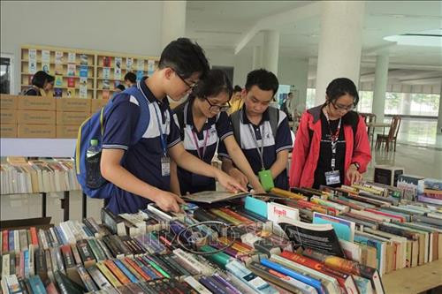 Sinh viên tham quan thư viện sách Nhà văn hóa sinh viên tại Khu đô thị Đại học Quốc gia Thành phố Hồ Chí Minh. Ảnh: Thu Hoài - TTXVN Sinh viên tham quan thư viện sách Nhà văn hóa sinh viên tại Khu đô thị Đại học Quốc gia Thành phố Hồ Chí Minh. Ảnh: Thu Hoài - TTXVN