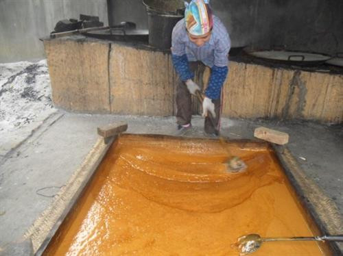 Nước mía sau khi ép được đổ vào chảo lớn để nấu Nước mía được nấu cho đến khi thành đường Đổ đường từ chảo vào khuôn. Sau khi đổ xuống khuôn, người làm đường phên phải quét đi, quét lại để bề mặt đường trong khuôn được phẳng. Thành phẩm đường phên Nước mía sau khi ép được đổ vào chảo lớn để nấu Nước mía được nấu cho đến khi thành đường Đổ đường từ chảo vào khuôn. Sau khi đổ xuống khuôn, người làm đường phên phải quét đi, quét lại để bề mặt đường trong khuôn được phẳng. Thành phẩm đường phên