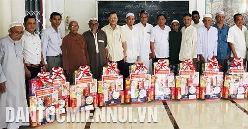 Phó Bí thư Thường trực Tỉnh ủy An Giang Võ Anh Kiệt (thứ 6 trái qua) tặng quà cho các vị trong Ban đại diện cộng đồng Hồi giáo Islam tỉnh An Giang, các giáo cả, Ban quản trị và đồng bào dân tộc Chăm trên địa bàn xã Châu Phong, thị xã Tân Châu. Ảnh: Công Mạo Phó Bí thư Thường trực Tỉnh ủy An Giang Võ Anh Kiệt (thứ 6 trái qua) tặng quà cho các vị trong Ban đại diện cộng đồng Hồi giáo Islam tỉnh An Giang, các giáo cả, Ban quản trị và đồng bào dân tộc Chăm trên địa bàn xã Châu Phong, thị xã Tân Châu. Ảnh: Công Mạo