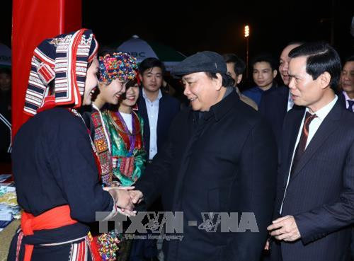 Thủ tướng Nguyễn Xuân Phúc với đồng bào Hà Giang tại Khu trưng bày sản phẩm tiêu biểu của tỉnh Hà Giang. Ảnh: Thống Nhất -TTXVN