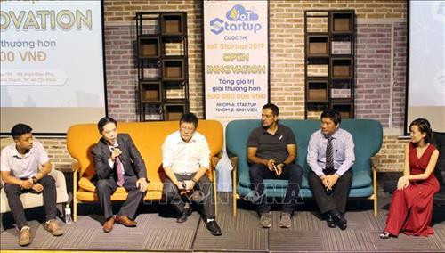 Các doanh nghiệp trao đổi, “đặt hàng” các startup Việt. Ảnh: Tiến Lực - TTXVN Các doanh nghiệp trao đổi, “đặt hàng” các startup Việt. Ảnh: Tiến Lực - TTXVN