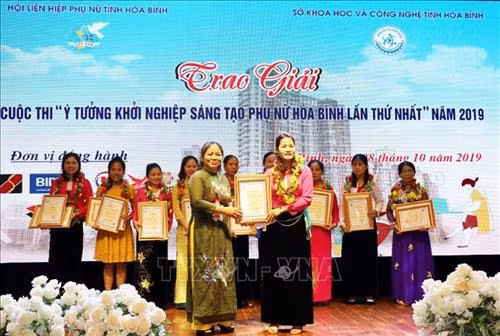 Trao giải Nhất cuộc thi "Ý tưởng khởi nghiệp sáng tạo phụ nữ Hòa Bình lần thứ nhất". Ảnh: Thanh Hải - TTXVN