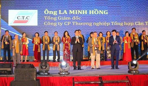 27 doanh doanh nghiệp Đồng bằng sông Cửu Long được trao danh hiệu “Cánh sếu vàng”. Ảnh: Ánh Tuyết - TTXVN 27 doanh doanh nghiệp Đồng bằng sông Cửu Long được trao danh hiệu “Cánh sếu vàng”. Ảnh: Ánh Tuyết - TTXVN