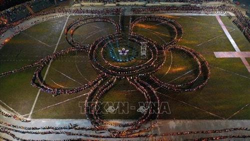 Màn trình diễn nghệ thuật Xòe Thái với sự tham gia của 5.000 nghệ nhân và diễn viên quần chúng. Ảnh: Tuấn Anh - TTXVN Màn trình diễn nghệ thuật Xòe Thái với sự tham gia của 5.000 nghệ nhân và diễn viên quần chúng. Ảnh: Tuấn Anh - TTXVN