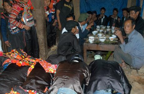 Chú rể và cô dâu chúc sức khỏe, tạ ơn những người bậc cao niên của nhà gái. Chú rể và cô dâu chúc sức khỏe, tạ ơn những người bậc cao niên của nhà gái.