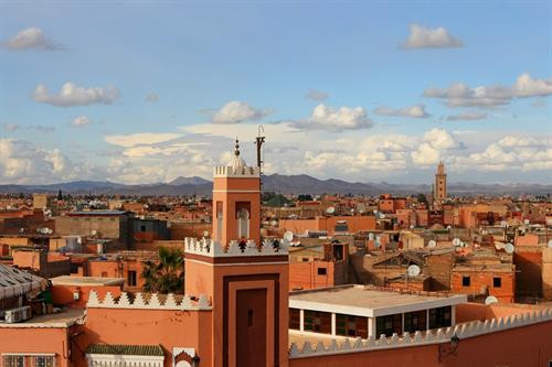 Marrakesh là thành phố du lịch nổi tiếng của Morocco. Nơi đây vẫn lưu giữ được những nét đẹp của kiến trúc và văn hóa từ nhiều thế kỷ trước với các cung điện lộng lẫy, những khu vườn được chăm sóc cầu kỳ. Bạn có thể dành cả ngày để lang thang khắp các ngõ hẻm như mê cung của thành phố đầy màu sắc này. Ảnh: Travelmoodz. Marrakesh là thành phố du lịch nổi tiếng của Morocco. Nơi đây vẫn lưu giữ được những nét đẹp của kiến trúc và văn hóa từ nhiều thế kỷ trước với các cung điện lộng lẫy, những khu vườn được chăm sóc cầu kỳ. Bạn có thể dành cả ngày để lang thang khắp các ngõ hẻm như mê cung của thành phố đầy màu sắc này. Ảnh: Travelmoodz.