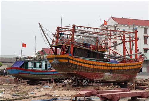 Ngư dân đưa tàu cá lên bờ để duy tu, sửa chữa. Ảnh: Nguyên Lý-TTXVN Ngư dân đưa tàu cá lên bờ để duy tu, sửa chữa. Ảnh: Nguyên Lý-TTXVN