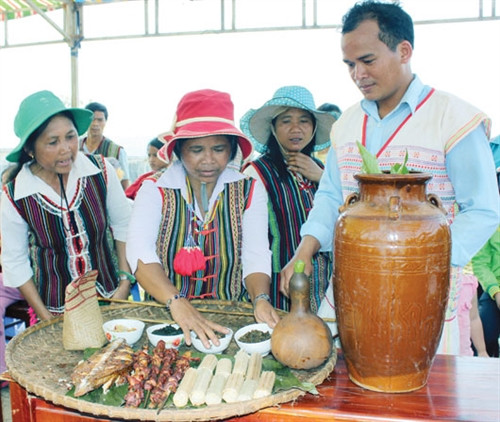 Phần thi ẩm thực truyền thống của đồng bào Mạ đã trở thành đề tài không thể thiếu trong các dịp lễ hội, hội thi. Ảnh: Hồ Mai Phần thi ẩm thực truyền thống của đồng bào Mạ đã trở thành đề tài không thể thiếu trong các dịp lễ hội, hội thi. Ảnh: Hồ Mai