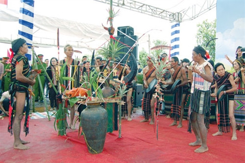 Cồng chiêng là "món ăn tinh thần" của các dân tộc Tây Nguyên trong các lễ hội. Ảnh: Y KRăk Cồng chiêng là "món ăn tinh thần" của các dân tộc Tây Nguyên trong các lễ hội. Ảnh: Y KRăk