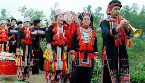 Đoàn rước dâu hai họ đang tiến về nhà trai để tiếp tục làm lễ.