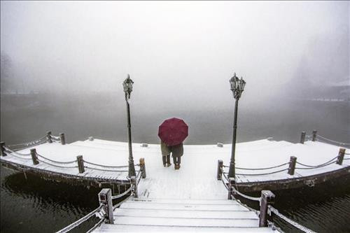 Khách du lịch ngắm cảnh đẹp sau khi tuyết rơi tại Sa mạc Badain Jaran ở tỉnh Cam Túc, Trung Quốc ngày 9/12. Ảnh: THX/TTXVN Tuyết bao phủ trên những mái nhà tại tỉnh An Huy, Trung Quốc ngày 9/12. Ảnh: THX/TTXVN Khách du lịch vui chơi tại Núi Lư Sơn, Giang Tây, Trung Quốc ngày 8/12. Ảnh: THX/TTXVN Băng tuyết bao phủ trên những cành cây tại tỉnh Sơn Đông, Trung Quốc ngày 8/12. Ảnh: THX/TTXVN Băng tuyết bao phủ trên những cành cây tại tỉnh Sơn Đông, Trung Quốc ngày 8/12. Ảnh: THX/TTXVN Băng tuyết bao phủ trên những cành cây tại tỉnh Hồ Nam, Trung Quốc ngày 8/12. Ảnh: THX/TTXVN Băng tuyết bao phủ trên những cành cây tại tỉnh Hồ Nam, Trung Quốc ngày 8/12. Ảnh: THX/TTXVN Khách du lịch ngắm tuyết rơi tại Núi Lư Sơn, tỉnh Giang Tây Trung Quốc ngày 8/12. Ảnh: THX/TTXVN Băng tuyết bao phủ trên những cành cây tại tỉnh Hồ Nam, Trung Quốc ngày 8/12. Ảnh: THX/TTXVN Khách du lịch ngắm cảnh đẹp sau khi tuyết rơi tại Sa mạc Badain Jaran ở tỉnh Cam Túc, Trung Quốc ngày 9/12. Ảnh: THX/TTXVN Tuyết bao phủ trên những mái nhà tại tỉnh An Huy, Trung Quốc ngày 9/12. Ảnh: THX/TTXVN Khách du lịch vui chơi tại Núi Lư Sơn, Giang Tây, Trung Quốc ngày 8/12. Ảnh: THX/TTXVN Băng tuyết bao phủ trên những cành cây tại tỉnh Sơn Đông, Trung Quốc ngày 8/12. Ảnh: THX/TTXVN Băng tuyết bao phủ trên những cành cây tại tỉnh Sơn Đông, Trung Quốc ngày 8/12. Ảnh: THX/TTXVN Băng tuyết bao phủ trên những cành cây tại tỉnh Hồ Nam, Trung Quốc ngày 8/12. Ảnh: THX/TTXVN Băng tuyết bao phủ trên những cành cây tại tỉnh Hồ Nam, Trung Quốc ngày 8/12. Ảnh: THX/TTXVN Khách du lịch ngắm tuyết rơi tại Núi Lư Sơn, tỉnh Giang Tây Trung Quốc ngày 8/12. Ảnh: THX/TTXVN Băng tuyết bao phủ trên những cành cây tại tỉnh Hồ Nam, Trung Quốc ngày 8/12. Ảnh: THX/TTXVN