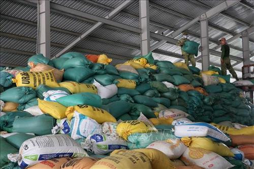 Hàng nghìn tấn lúa đựng trong bao tải, được bảo quản trong kho sau khi sấy khô. Ảnh: Nguyên Lý-TTXVN Hàng nghìn tấn lúa đựng trong bao tải, được bảo quản trong kho sau khi sấy khô. Ảnh: Nguyên Lý-TTXVN