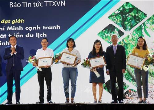 Ban tổ chức trao giải cho các Nhà báo ở thể loại Báo in – báo điện tử. Ảnh: Mỹ Phương – TTXVN.