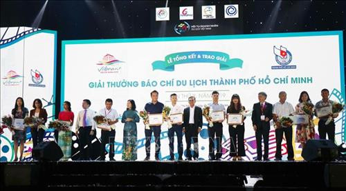 Ban tổ chức trao giải cho các Nhà báo ở thể loại Phát thanh – Truyền hình và Phóng sự ảnh. Ảnh: Mỹ Phương – TTXVN.