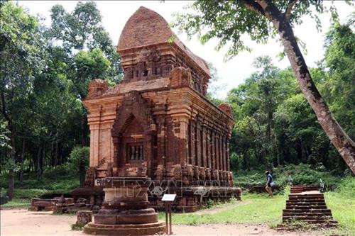 Một ngôi tháp Chăm được trùng tu hoàn chỉnh ở Khu đền tháp Mỹ Sơn. Ảnh: Đỗ Trưởng - TTXVN Một ngôi tháp Chăm được trùng tu hoàn chỉnh ở Khu đền tháp Mỹ Sơn. Ảnh: Đỗ Trưởng - TTXVN