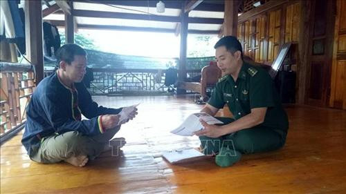 Ông Lò Văn Sơ (dân tộc Khơ Mú), Bí thư chi bộ bản Đoàn Kết, thị trấn Mường Lát (Mường Lát, Thanh Hóa) luôn đi đầu trong các phong trào, vận động người dân thực hiện tốt đường lối, chính sách của Đảng, pháp luật Nhà nước và các quy ước của bản đề ra. Tại Đại hội đại biểu các dân tộc thiểu số tỉnh Thanh Hóa lần thứ 3, ông Sơ được Chủ tịch UBND tỉnh Thanh Hóa tặng Bằng khen vì đã có thành tích đóng góp trong phát triển kinh tế, bảo vệ an ninh biên giới thời kỳ hội nhập và phát triển giai đoạn 2015 - 2019. Ông là 1 trong 59 đại biểu tiêu biểu tham dự Đại hội đại biểu các dân tộc thiểu số toàn quốc lần thứ 2 diễn ra tại Hà Nội vào năm 2020. Trong ảnh: Ông Lò Văn Sơ nghiên cứu các tờ rơi để tuyên truyền cho bà con. Ảnh: Nguyễn Nam - TTXVN Ông Lò Văn Sơ (dân tộc Khơ Mú), Bí thư chi bộ bản Đoàn Kết, thị trấn Mường Lát (Mường Lát, Thanh Hóa) luôn đi đầu trong các phong trào, vận động người dân thực hiện tốt đường lối, chính sách của Đảng, pháp luật Nhà nước và các quy ước của bản đề ra. Tại Đại hội đại biểu các dân tộc thiểu số tỉnh Thanh Hóa lần thứ 3, ông Sơ được Chủ tịch UBND tỉnh Thanh Hóa tặng Bằng khen vì đã có thành tích đóng góp trong phát triển kinh tế, bảo vệ an ninh biên giới thời kỳ hội nhập và phát triển giai đoạn 2015 - 2019. Ông là 1 trong 59 đại biểu tiêu biểu tham dự Đại hội đại biểu các dân tộc thiểu số toàn quốc lần thứ 2 diễn ra tại Hà Nội vào năm 2020. Trong ảnh: Ông Lò Văn Sơ nghiên cứu các tờ rơi để tuyên truyền cho bà con. Ảnh: Nguyễn Nam - TTXVN